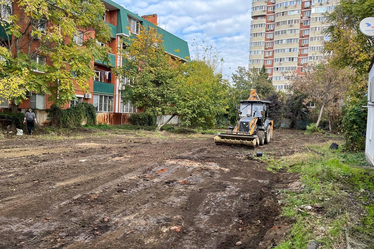 Провели уборку и вертикальную планировку участка